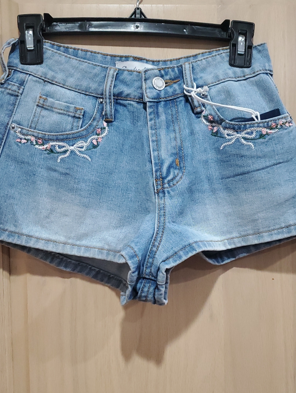 Daydreamer white bow pink floral embroidered blue jeans short shorts size 0/24
